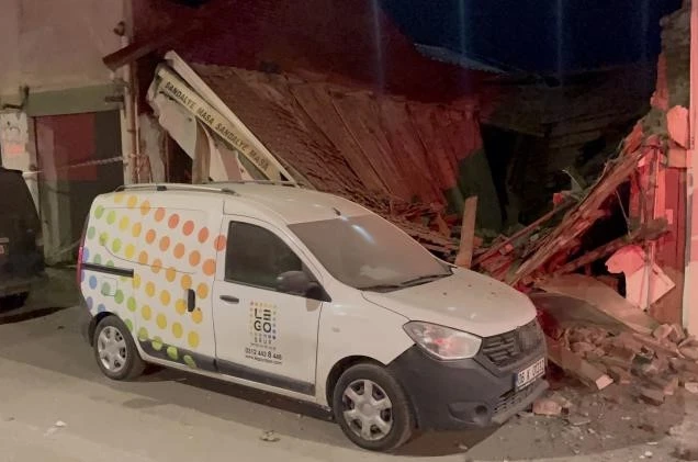 Eskişehir’de metruk iş yeri yıkıldı, şans eseri yaralanan olmadı 