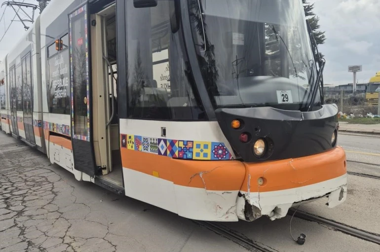 Eskişehir’de otomobille tramvay çarpıştı: 2 yaralı 