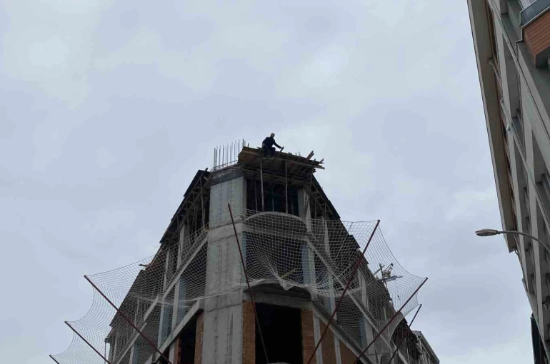 Eskişehir’de panik anları: İnşaatın 8’inci katından atlamaya çalıştı 