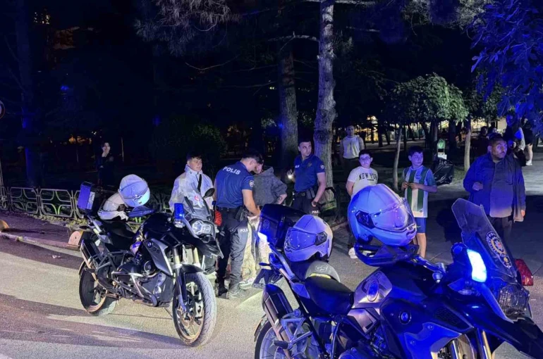Eskişehir’de parkta alkol alan şahıslar arasında kavga 