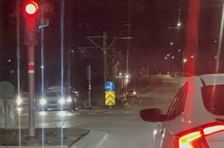 Eskişehir’de raylarda ilerleyen otomobil tehlikeye davetiye çıkardı 