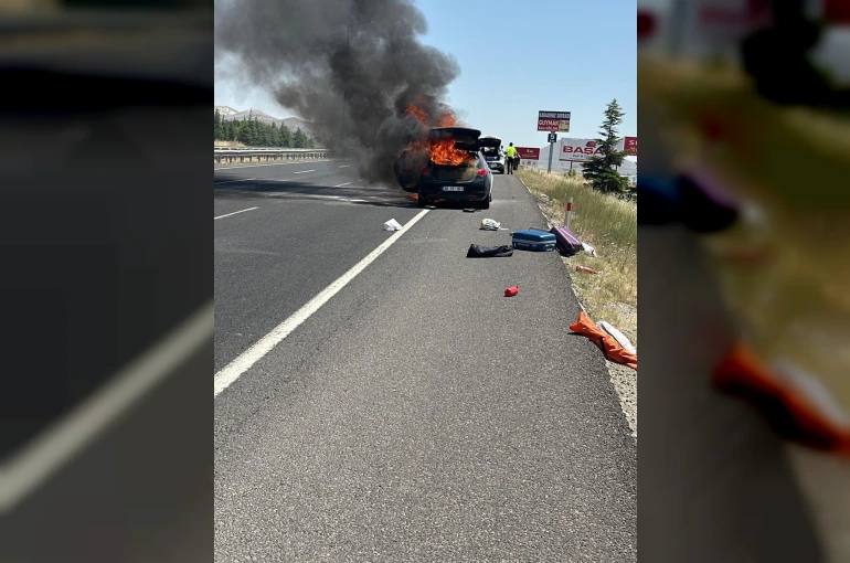 Eskişehir’de seyir halindeki otomobil alevlere teslim oldu 