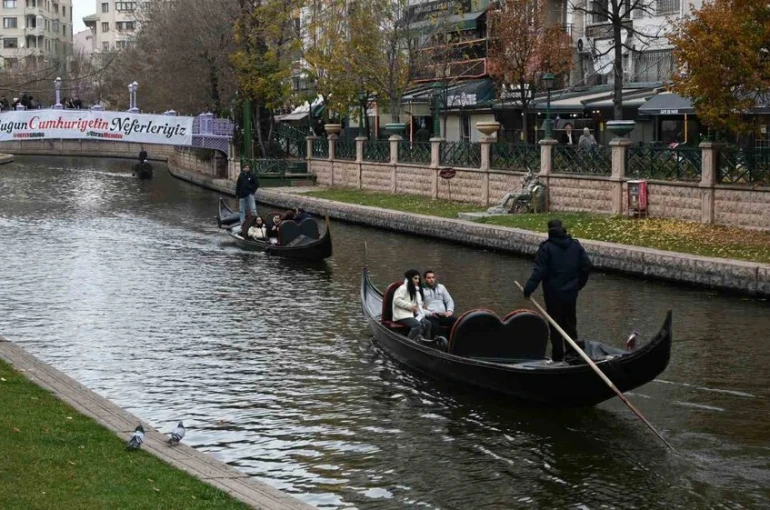 Eskişehir’de soğuk havaya rağmen gondol keyfi yaptılar 