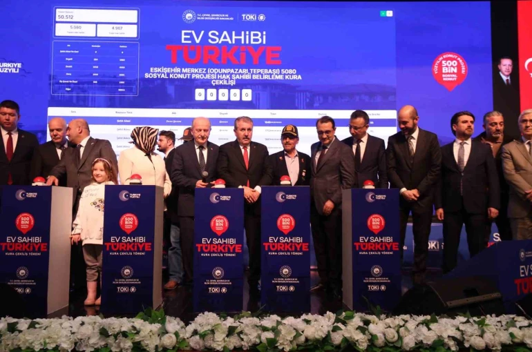 Eskişehir’de TOKİ’nin 6 bin 55 aileyi ev sahibi yapacağı kur’aların çekimi başladı 