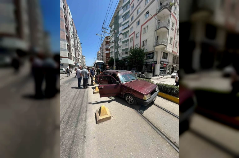 Eskişehir’de trafik kazası sebebiyle tramvay seferleri aksadı 