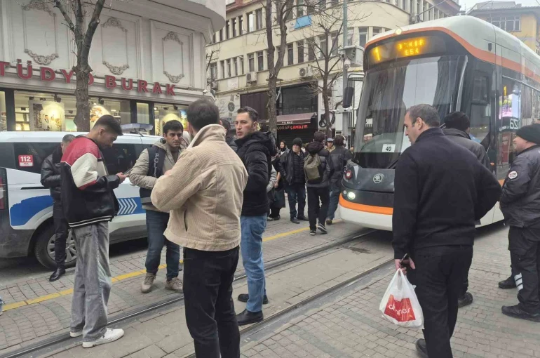Eskişehir’de tramvayın çarptığı yaşlı adam yaralandı 