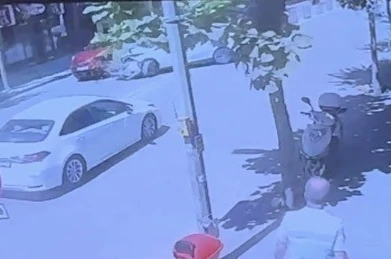 Eskişehir’de U dönüşü yapan otomobile başka bir otomobilin çarpma anı kamerada