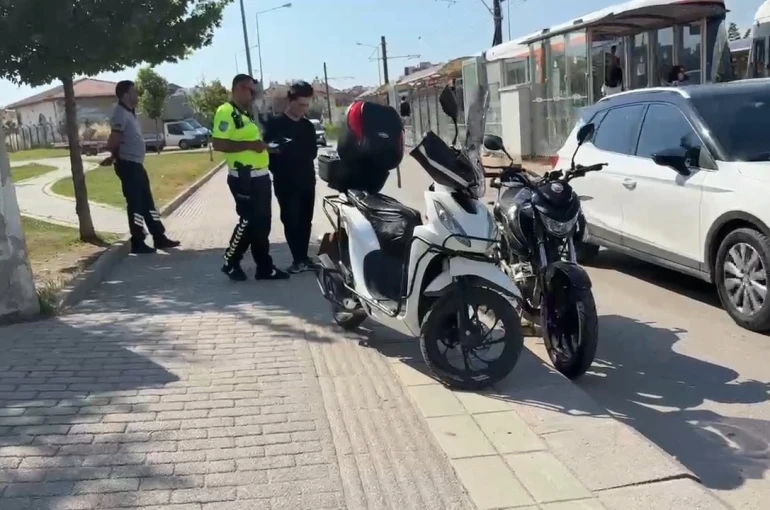 Eskişehir’de yaya geçidinde motosikletler çarpıştı 
