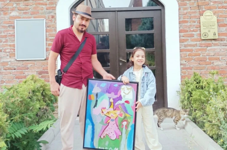 Eskişehir’deki Frig Sergisine 6 yaşındaki minik ressam damga vurdu