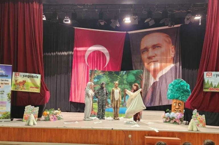 Eskişehirli çocuklardan anlamlı tiyatro gösterisi 