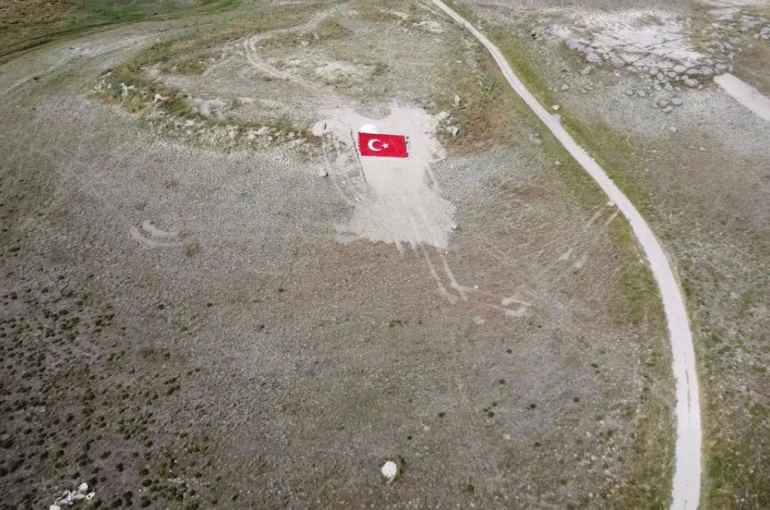 Eskişehirli gençler Milli Takıma destek için dağa Türk Bayrağı nakşetti