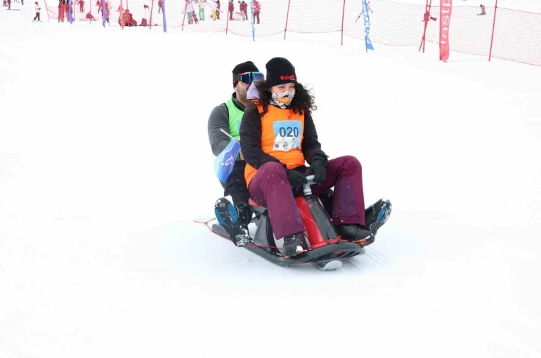 Eşler, Sevgililer Günü’nde birbirini en hızlı çekmek için yarıştı 