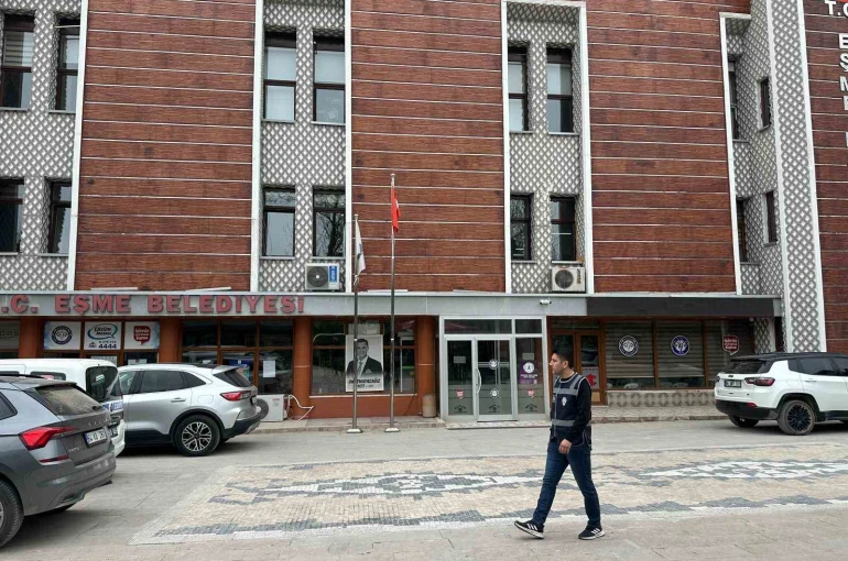 Eşme Belediyesi’ne yönelik ‘irtikap’ soruşturması kapsamında Başkan Tozan, eşi ve 3 şüpheli gözaltına alındı 