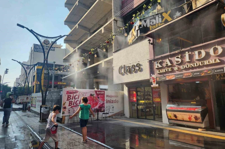 Esnafın iş yerinin önüne kurduğu fıskiye sistemi, kavurucu sıcakta çocuklara ve yetişkinlere eğlence dolu nefes oldu