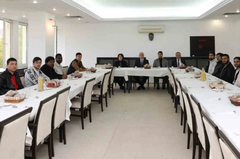 ESOGÜ yönetimi uluslararası öğrencilerle öğle yemeğinde bir araya geldi