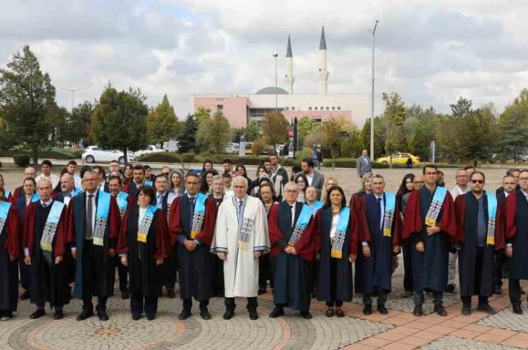 ESOGÜ’de 2025-2026 akademik yılı törenle açıldı: İlk dersin konusu ’Filistin’ oldu 