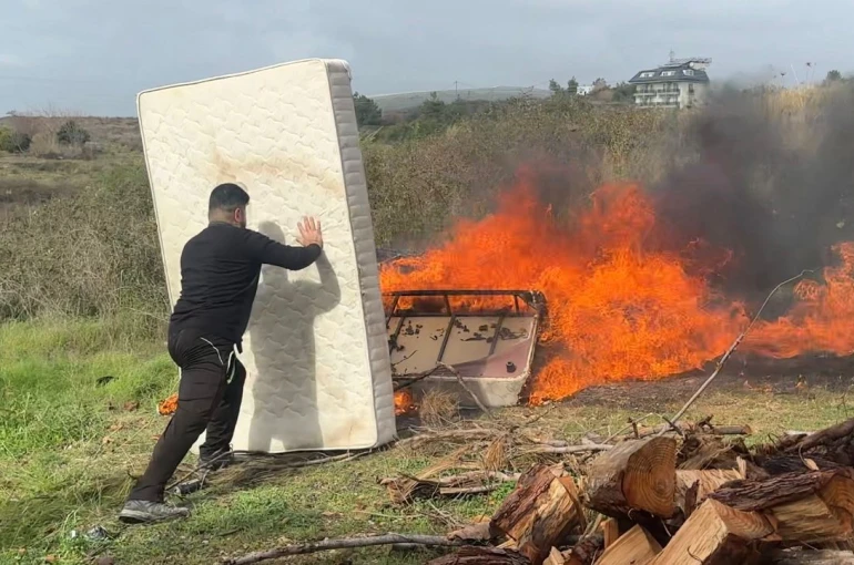 Eşyaları temiz kullanmayan personele sinirlendi, lojmandaki bütün eşyaları çıkartıp yaktı 