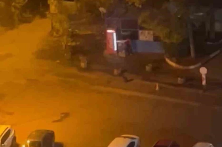 Etrafa aldırmadan büfenin camlarını alaşağı etti 