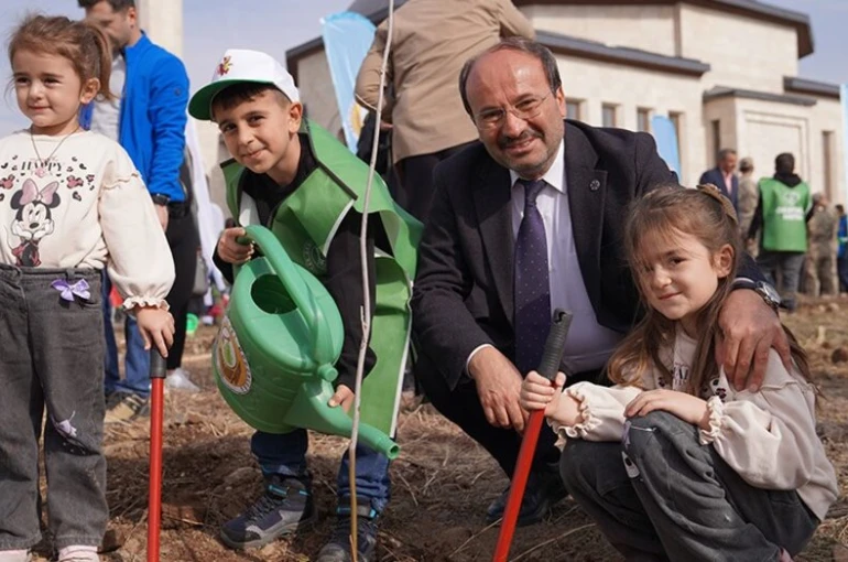 ETÜ kampüsünde 3000 fidan toprakla buluştu 