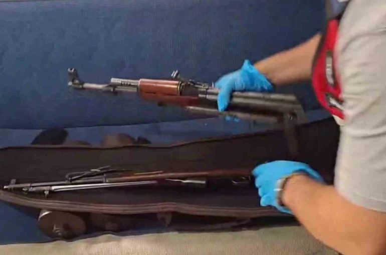 Ev değil cephanelik: Uzun namlulu silahlar, tabancalar, binlerce mermi ele geçirildi