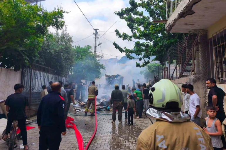 Ev eşyası yüklü pikap alevlere teslim oldu 