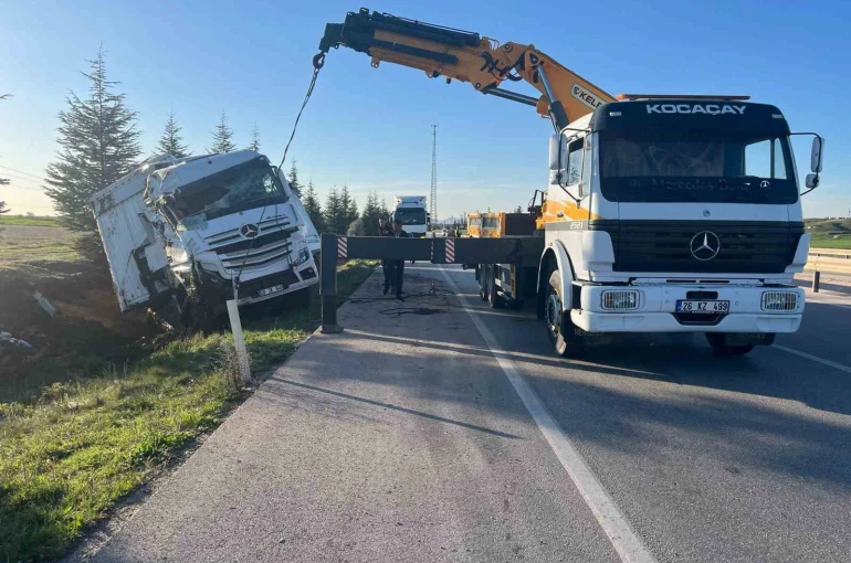 Ev eşyası yüklü tır şarampole devrildi 