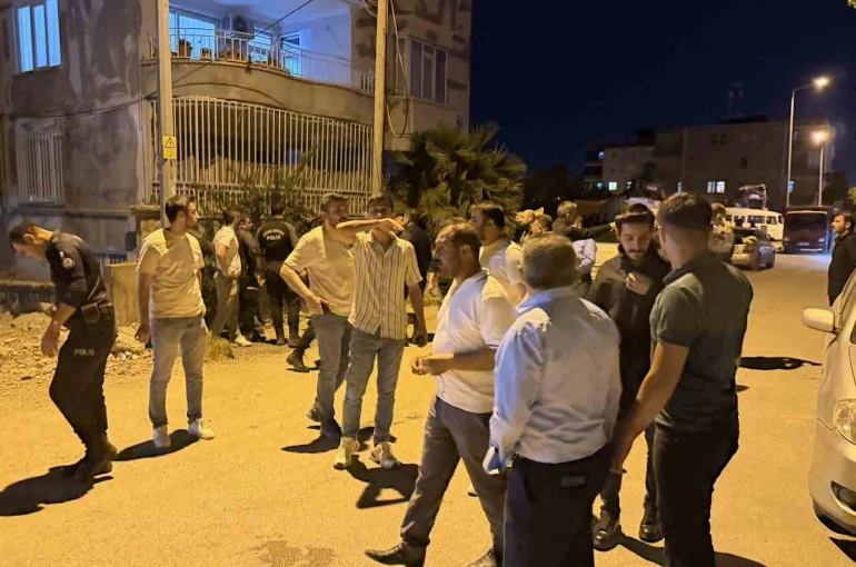 Ev sahibi ile kiracı arasında bıçaklı, sopalı, taşlı kavga: 11 yaralı 