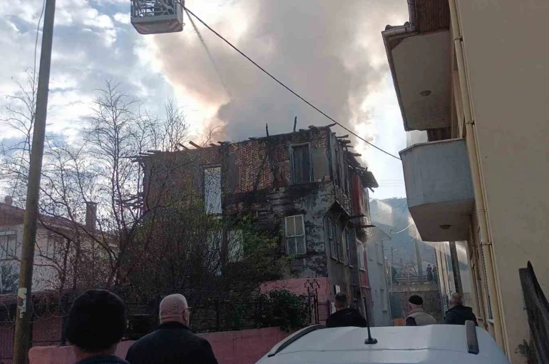 Ev sahibi uyurken elektrikli sobadan yangın çıktı 