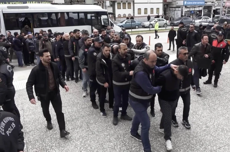 Ev satma vaadiyle dolandırıcılık yapan şebekenin çökertilmesiyle 21 kişi tutuklandı