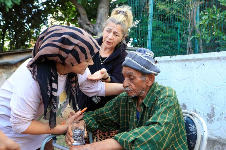 Evde çıkan yangında yaşlı çiftin yardımına komşuları koştu