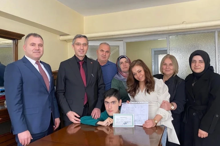 Evde eğitim alan öğrenciler karnelerini Kahraman’dan aldı 