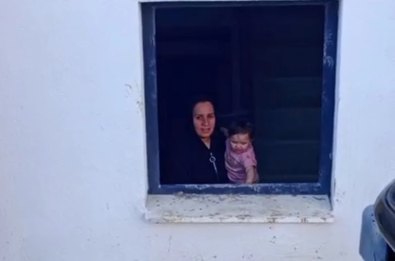 Evde mahsur kalan çocuk iş makinesi yardımıyla kurtarıldı