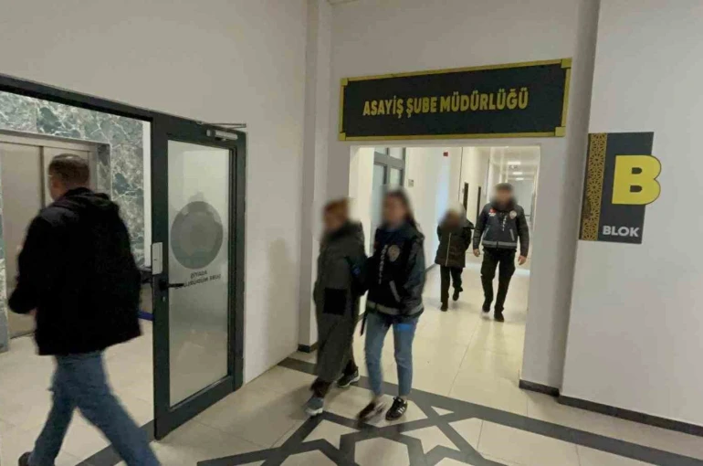 Evden 70 bin liralık ziynet hırsızlığı yapan 2 kadın tutuklandı 