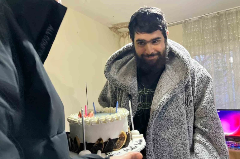 Evden çıkmayan telefon bağımlısı genç 25. yaşına bilgisayar başında girdi 