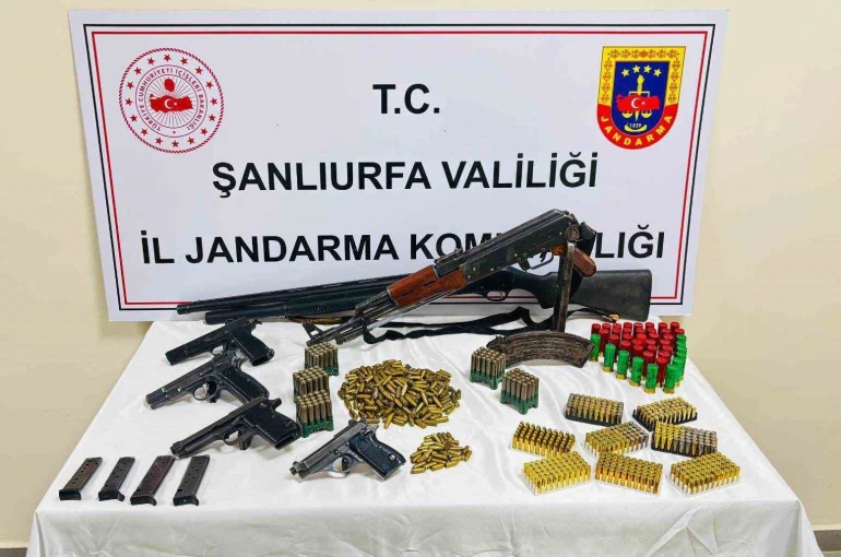 Evden çok sayıda silah, fişek ve mermi çıktı 