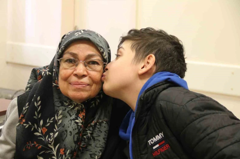 Evden uzak 2 yıllık lösemi tedavisinde torununun yanından ayrılmayan anneanne mutlu sona ulaştı