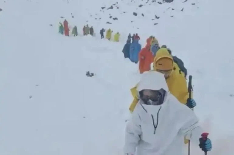 Everest’teki kar fırtınası nedeniyle bin kişi dağda mahsur kaldı 