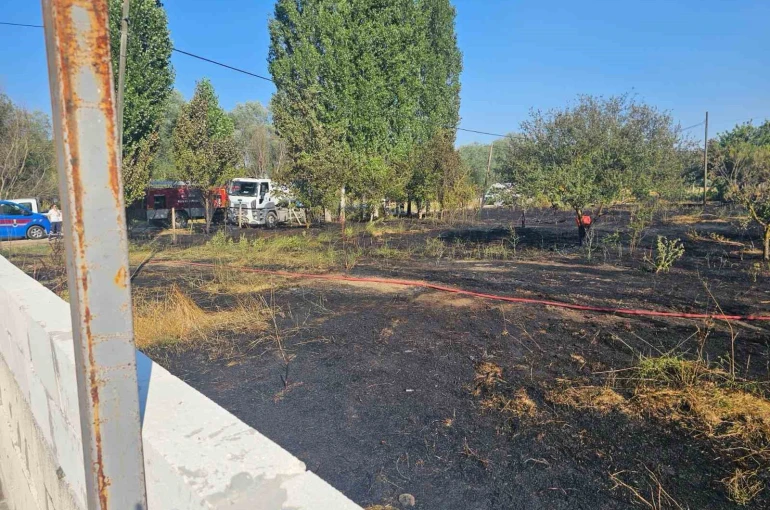 Evin bahçesinde çıkan yangın paniğe neden oldu