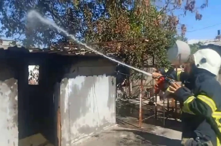 Evin damında çıkan yangına yoldan geçen tanker müdahale etti 