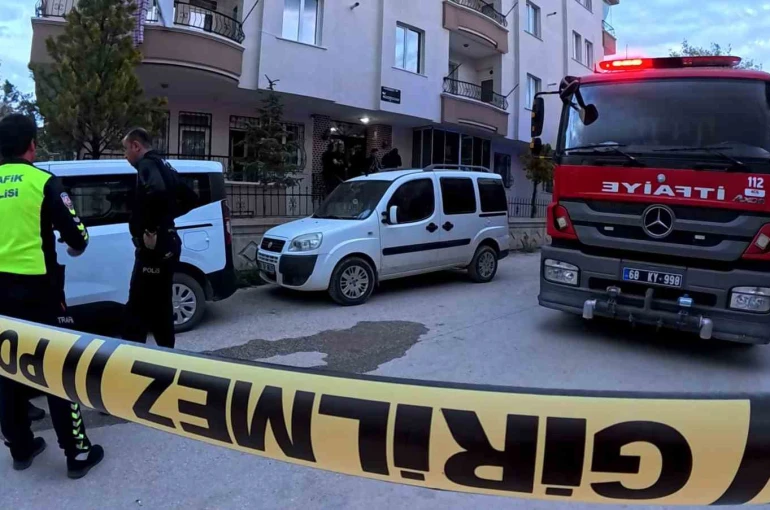 Evinde çıkan yangını söndürmek isterken yanarak can verdi 