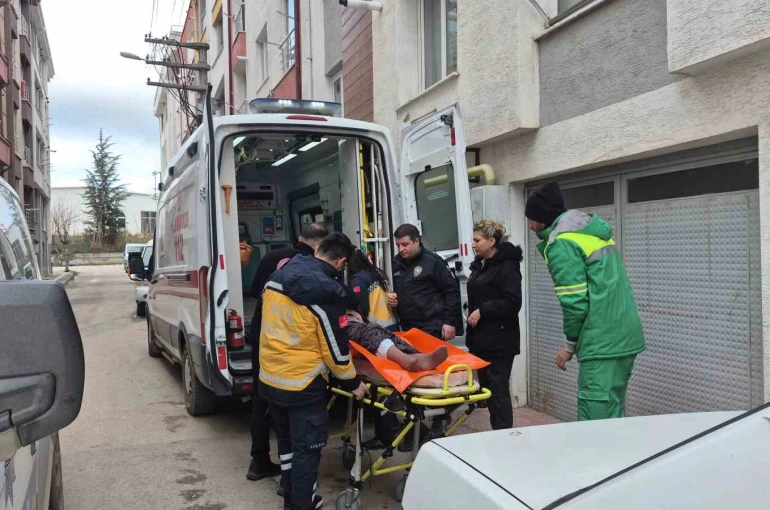 Evinde düşen 86 yaşındaki kadını polis kapıyı kırarak kurtardı