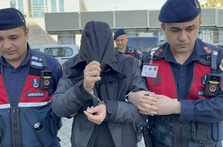 Evinde kokain, uyuşturucu hap ve esrar ele geçti 