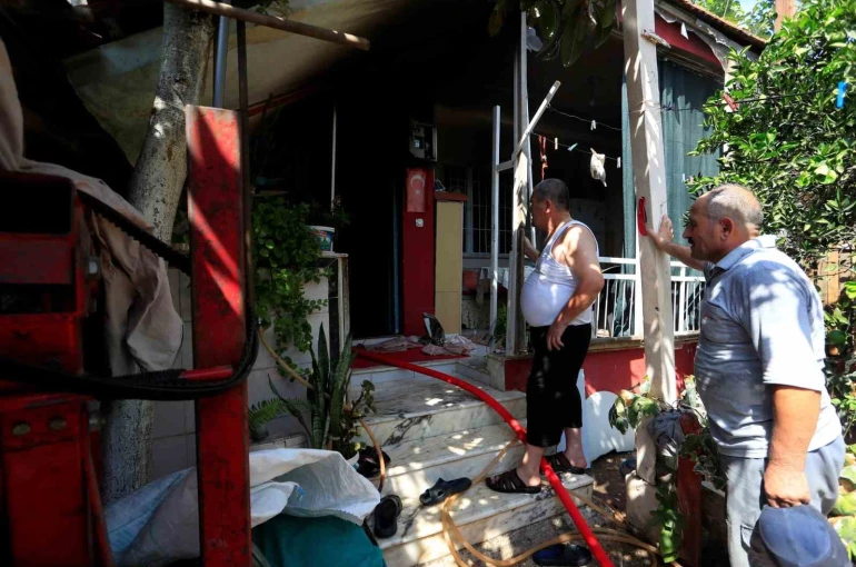 Evinde yangın çıkan adam söndürme çalışmalarını çaresiz gözlerle izledi 