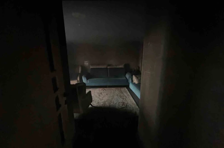 Evini ateşe verdi, kaçarken yakalandı 
