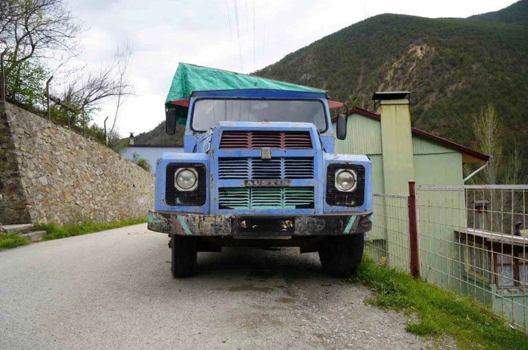 Evinin önünde odunluk olarak kullandığı kamyonu İstanbul’da ceza yedi 