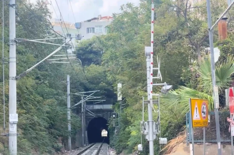 Evlerin altından geçen 114 yıllık tren tüneli mahalleyle bütünleşti 