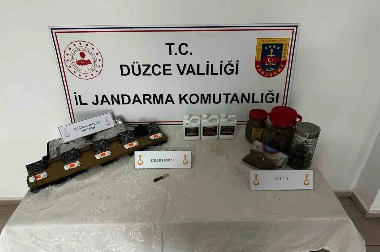 Evlerinde kenevir bahçesi kuran 2 kardeş suçüstü yakalandı 