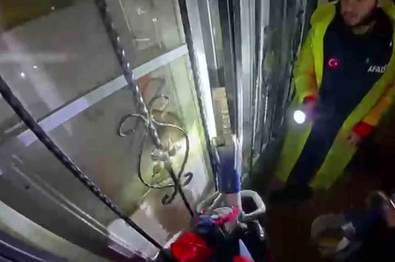 Evlerinde mahsur kalan vatandaşları AFAD kurtardı 