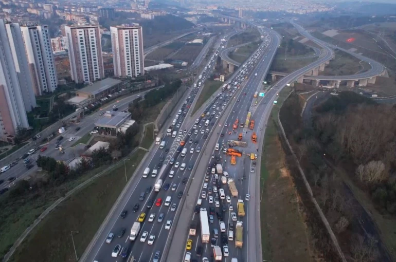 Eyüpsultan TEM’de zincirleme trafik kazası: Hafriyat kamyonu devrildi, iki araç bariyerlere çarptı 