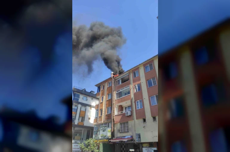 Eyüpsultan’da fırının havalandırma borusunda çıkan yangın çatıya sıçradı 